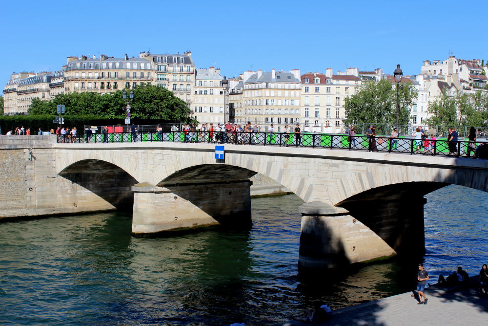 Де л. Мост архиепархии в Париже. Архиепископский мост — petit Pont de l'Archevêché. Париж мост de l'Archevêché. Меняльный мост Париж.